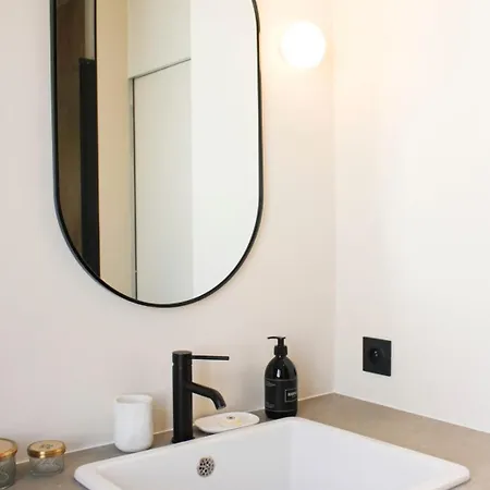 Charming 1-bedroom Flat In The 9th