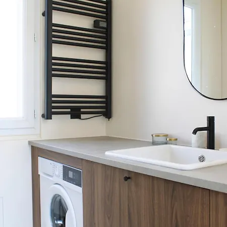 Charming 1-bedroom Flat In The 9th شقة